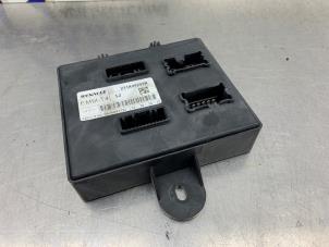 Gebruikte Start/Stop computer Renault Clio IV (5R) 0.9 Energy TCE 90 12V Prijs € 50,00 Margeregeling aangeboden door Gebr Opdam B.V.