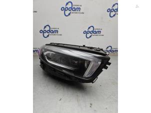 Gebruikte Koplamp rechts Mercedes A (177.0) 2.0 A-250 Turbo 16V Prijs € 750,00 Margeregeling aangeboden door Gebr Opdam B.V.
