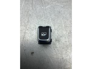 Gebruikte Elektrisch Raam Schakelaar Audi A3 Limousine (8VS/8VM) 1.5 35 TFSI 16V Prijs € 10,00 Margeregeling aangeboden door Gebr Opdam B.V.