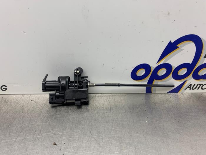 Tankklep Vergrendelingsmotor van een Renault Clio IV (5R) 0.9 Energy TCE 90 12V 2013