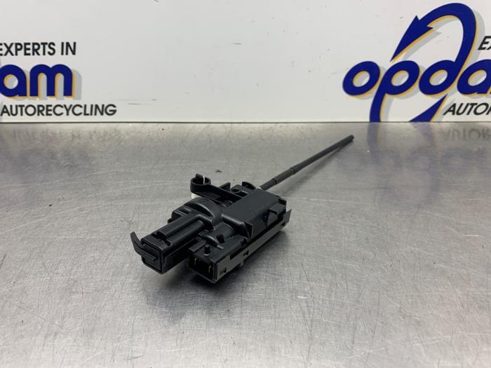 Tankklep Vergrendelingsmotor van een Renault Clio IV (5R) 0.9 Energy TCE 90 12V 2013