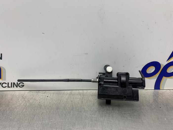 Tankklep Vergrendelingsmotor van een Renault Clio IV (5R) 0.9 Energy TCE 90 12V 2013