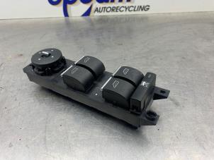 Gebruikte Schakelaar Elektrisch Raam Ford Focus 3 Wagon 1.0 Ti-VCT EcoBoost 12V 125 Prijs € 50,00 Margeregeling aangeboden door Gebr Opdam B.V.