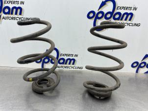 Gebruikte Schroefveer achter Renault Clio III (BR/CR) 1.4 16V Prijs € 40,00 Margeregeling aangeboden door Gebr Opdam B.V.