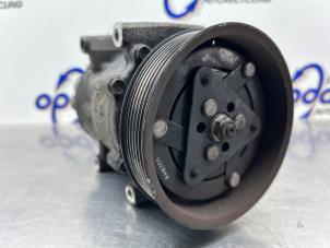 Gebruikte Pomp Airco Renault Clio III (BR/CR) 1.2 16V 75 Prijs € 75,00 Margeregeling aangeboden door Gebr Opdam B.V.