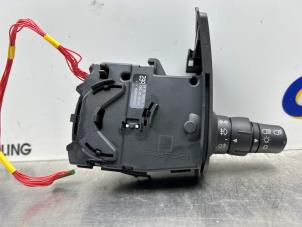 Gebruikte Pinker Schakelaar Renault Clio III (BR/CR) 1.2 16V 75 Prijs € 50,00 Margeregeling aangeboden door Gebr Opdam B.V.