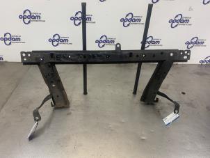 Gebruikte Radiateurbalk Renault Clio III (BR/CR) 1.2 16V 75 Prijs € 75,00 Margeregeling aangeboden door Gebr Opdam B.V.