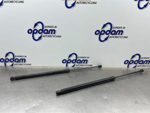 Gebruikte Gasdemperset Achterklep Mercedes Vito (639.6) 2.2 113 CDI 16V Euro 5 Prijs € 40,00 Margeregeling aangeboden door Gebr Opdam B.V.