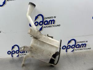 Gebruikte Ruitensproeiertank voor Chevrolet Spark (M300) 1.0 16V Bifuel Prijs € 35,00 Margeregeling aangeboden door Gebr Opdam B.V.