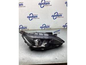 Gebruikte Koplamp rechts Peugeot 308 SW (L4/L9/LC/LJ/LR) 1.2 12V e-THP PureTech 130 Prijs € 650,00 Margeregeling aangeboden door Gebr Opdam B.V.