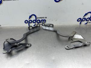 Gebruikte Motorkap Scharnier Opel Corsa C (F08/68) 1.2 16V Twin Port Prijs € 35,00 Margeregeling aangeboden door Gebr Opdam B.V.