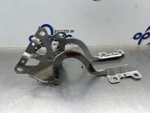 Gebruikte Motorkap Scharnier Opel Corsa C (F08/68) 1.2 16V Prijs € 35,00 Margeregeling aangeboden door Gebr Opdam B.V.