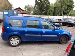 Gebruikte Koplamp rechts Dacia Logan MCV (KS) 1.6 16V Flexifuel Prijs € 50,00 Margeregeling aangeboden door Gebr Opdam B.V.