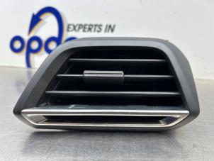 Gebruikte Luchtrooster Dashboard Peugeot 208 II (UB/UH/UP) 1.2 Vti 12V PureTech 75 Prijs € 25,00 Margeregeling aangeboden door Gebr Opdam B.V.