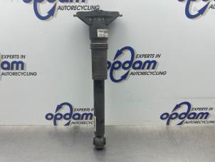 Gebruikte Schokdemper links-achter Peugeot 208 II (UB/UH/UP) 1.2 Vti 12V PureTech 75 Prijs € 35,00 Margeregeling aangeboden door Gebr Opdam B.V.