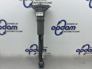 Gebruikte Schokdemper rechts-achter Peugeot 208 II (UB/UH/UP) 1.2 Vti 12V PureTech 75 Prijs € 35,00 Margeregeling aangeboden door Gebr Opdam B.V.