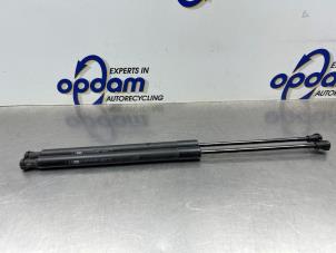 Gebruikte Set Gasdempers Achterklep Peugeot 207 SW (WE/WU) 1.6 16V Prijs € 25,00 Margeregeling aangeboden door Gebr Opdam B.V.