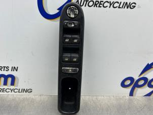 Gebruikte Schakelaar Elektrisch Raam Peugeot 207 SW (WE/WU) 1.6 16V Prijs € 30,00 Margeregeling aangeboden door Gebr Opdam B.V.