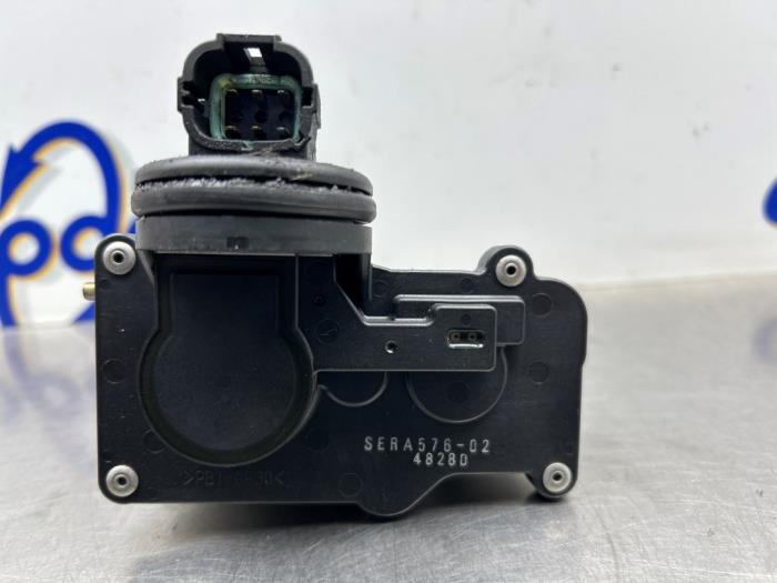 Gasklephuis van een Nissan Micra (K12) 1.2 16V 2005