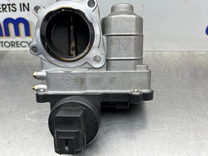 Gasklephuis van een Nissan Micra (K12) 1.2 16V 2005