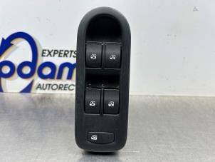 Gebruikte Ruit schakelaar elektrisch Renault Scénic II (JM) 1.6 16V Prijs € 30,00 Margeregeling aangeboden door Gebr Opdam B.V.