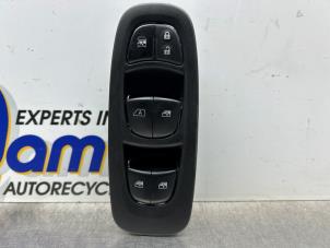 Gebruikte Schakelaar Elektrisch Raam Renault Kadjar (RFEH) 1.2 Energy TCE 130 Prijs € 50,00 Margeregeling aangeboden door Gebr Opdam B.V.