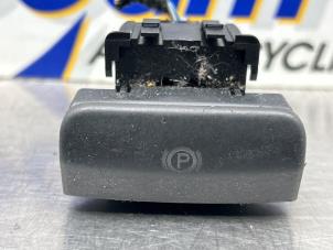 Gebruikte Handrem schakelaar Peugeot 3008 I (0U/HU) 1.6 VTI 16V Prijs € 50,00 Margeregeling aangeboden door Gebr Opdam B.V.