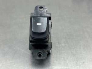 Gebruikte Raam schakelaar elektrisch Hyundai i10 (B5) 1.0 12V Prijs € 25,00 Margeregeling aangeboden door Gebr Opdam B.V.