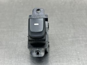 Gebruikte Raam schakelaar elektrisch Hyundai i10 (B5) 1.0 12V Prijs € 25,00 Margeregeling aangeboden door Gebr Opdam B.V.