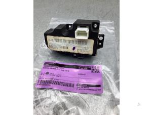 Gebruikte Radiobedienings paneel Nissan Navara (D40) 2.5 dCi 16V 4x4 Prijs € 50,00 Margeregeling aangeboden door Gebr Opdam B.V.