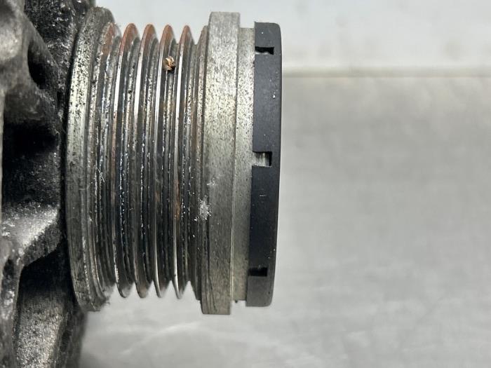 Dynamo van een Opel Insignia Sports Tourer 1.4 Turbo 16V Ecotec 2011