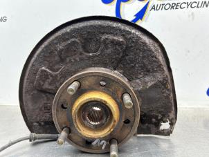 Gebruikte Fusee links-voor Volvo V40 (VW) 2.0 16V Turbo Prijs € 50,00 Margeregeling aangeboden door Gebr Opdam B.V.