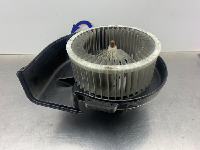 Kachel Ventilatiemotor van een Audi A1 Sportback (8XA/8XF) 1.0 TFSI Ultra 12V 2018