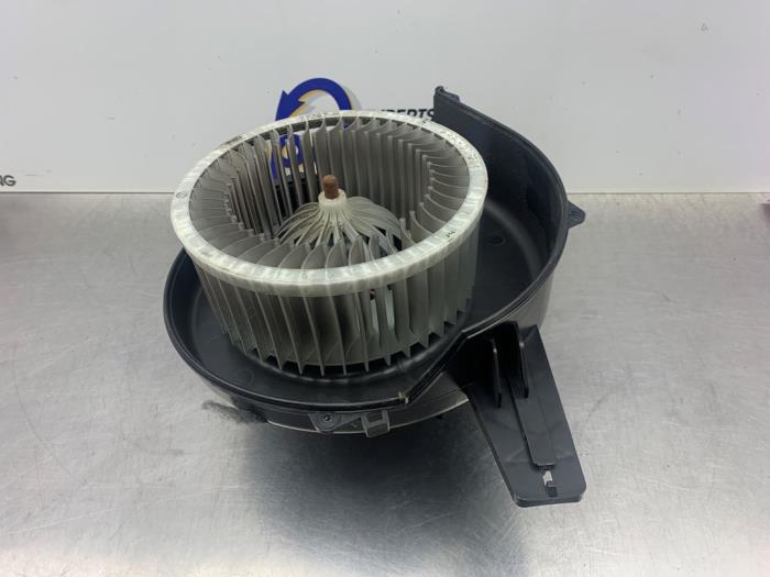 Kachel Ventilatiemotor van een Audi A1 Sportback (8XA/8XF) 1.0 TFSI Ultra 12V 2018