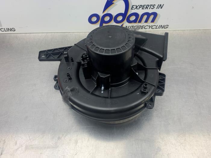 Kachel Ventilatiemotor van een Audi A1 Sportback (8XA/8XF) 1.0 TFSI Ultra 12V 2018