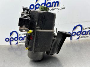 Gebruikte Stuurbekrachtiging Pomp Volkswagen Polo IV (9N1/2/3) 1.4 16V Prijs € 225,00 Margeregeling aangeboden door Gebr Opdam B.V.