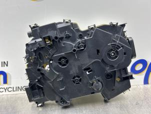 Nieuwe Schuifdeur Slotmechaniek rechts Mercedes Vito Prijs € 241,94 Inclusief btw aangeboden door Gebr Opdam B.V.