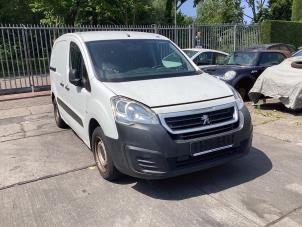 Gebruikte Koplamp rechts Peugeot Partner (GC/GF/GG/GJ/GK) 1.6 BlueHDI 75 Prijs € 120,00 Margeregeling aangeboden door Gebr Opdam B.V.