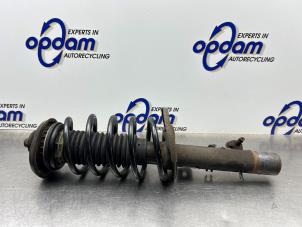 Gebruikte Mac Phersonpoot links-voor Peugeot 207 SW (WE/WU) 1.6 16V Prijs € 50,00 Margeregeling aangeboden door Gebr Opdam B.V.