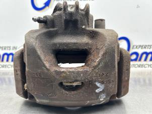 Gebruikte Remklauw (Tang) rechts-voor Peugeot 5008 I (0A/0E) 1.6 VTI 16V Prijs € 50,00 Margeregeling aangeboden door Gebr Opdam B.V.