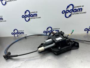 Gebruikte Handrem motor Peugeot 5008 I (0A/0E) 1.6 VTI 16V Prijs € 250,00 Margeregeling aangeboden door Gebr Opdam B.V.