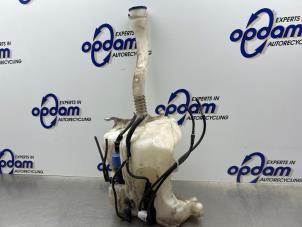 Gebruikte Ruitensproeiertank voor Peugeot 5008 I (0A/0E) 1.6 VTI 16V Prijs € 35,00 Margeregeling aangeboden door Gebr Opdam B.V.