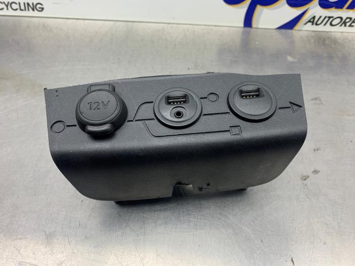 Gebruikte AUX/USB aansluiting Peugeot 208 I (CA/CC/CK/CL) 1.2 Vti 12V PureTech 82 Prijs € 25,00 Margeregeling aangeboden door Gebr Opdam B.V.