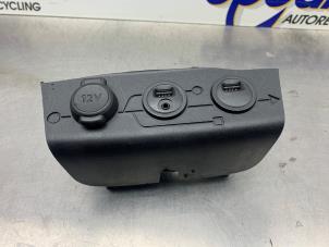 Gebruikte AUX/USB aansluiting Peugeot 208 I (CA/CC/CK/CL) 1.2 Vti 12V PureTech 82 Prijs € 25,00 Margeregeling aangeboden door Gebr Opdam B.V.