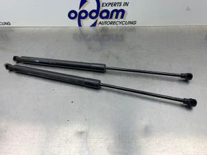 Gebruikte Set Gasdempers Achterklep Peugeot 207 SW (WE/WU) 1.4 16V Vti Prijs € 25,00 Margeregeling aangeboden door Gebr Opdam B.V.