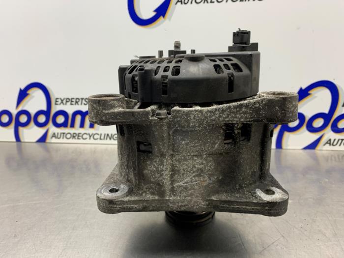 Dynamo van een Opel Vivaro 1.9 DI 2006