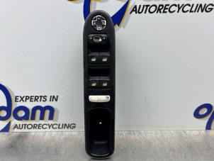 Gebruikte Schakelaar Elektrisch Raam Peugeot 207 SW (WE/WU) 1.6 16V Prijs € 35,00 Margeregeling aangeboden door Gebr Opdam B.V.