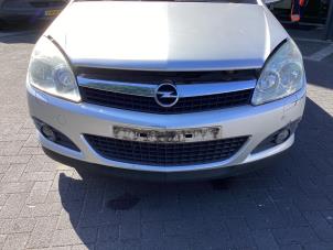 Gebruikte Bumper voor Opel Astra H Twin Top (L67) 1.8 16V Prijs € 100,00 Margeregeling aangeboden door Gebr Opdam B.V.