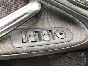 Gebruikte Raam schakelaar elektrisch Ford S-Max (GBW) 2.0 16V Prijs € 40,00 Margeregeling aangeboden door Gebr Opdam B.V.