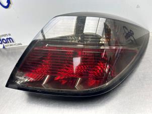 Gebruikte Achterlicht rechts Opel Astra H GTC (L08) 1.6 16V Prijs € 40,00 Margeregeling aangeboden door Gebr Opdam B.V.